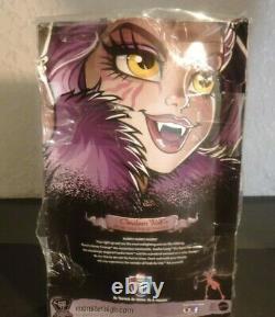 Monster High Ever After Freak du Chic Clawdeen Wolf (Box Damage) Rare By Mattel