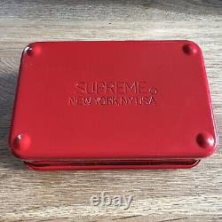 Boîte métallique rouge rare SS13 Supreme à couvercle rabattable et logo Duralex émaillé