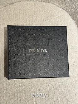 Casque Prada en cuir Saffiano avec plaque logo + boîte cadeau Apple B&O Neuf 695 £ RARE