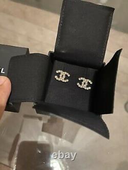 Chanel Crystal CC Logo Boucles D’oreilles Rare New In Box