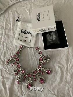 Collier à déclaration orné de cristaux avec broche rose MOSCHINO NEUF DANS SA BOÎTE RARE