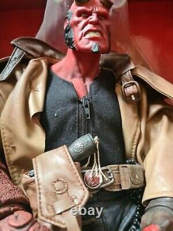 Mezco 18 Pouces Rare Hellboy Action Horror 2004 Figure Encadrée