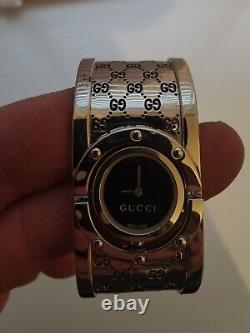 RARE Montre Gucci Twirl YA112 Rare Cadran Noir Sans Boîte (nécessite une nouvelle batterie)