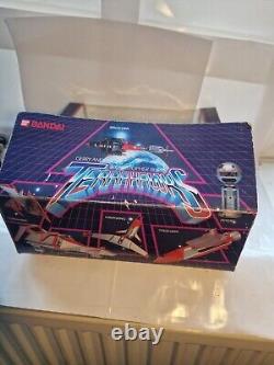 RARE Vintage Terrahawks Bandai Diecast Terrahawk ship MINT in Box 	<br/>	

 <br/>  Traduction en français : 

	<br/> RARE Vaisseau Terrahawk Bandai Diecast Vintage dans sa boîte, comme neuf