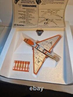 RARE Vintage Terrahawks Bandai Diecast Terrahawk ship MINT in Box<br/> 	<br/>
 	 Traduction en français : 
	 <br/> 
RARE Vaisseau Terrahawk Bandai Diecast Vintage dans sa boîte, comme neuf