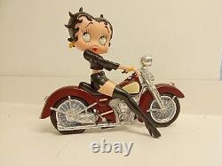 Rare Betty Boop sur une moto rouge portant une veste noire, nouvelle en boîte.