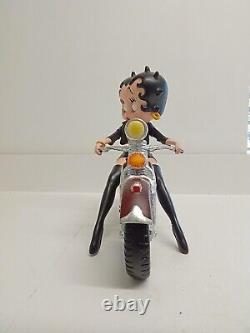 Rare Betty Boop sur une moto rouge portant une veste noire, nouvelle en boîte.