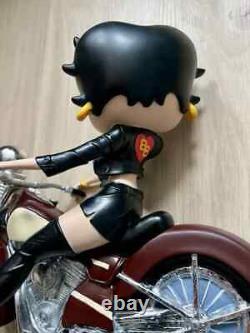 Rare Betty Boop sur une moto rouge portant une veste noire, nouvelle en boîte.