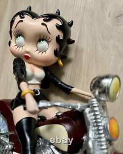 Rare Betty Boop sur une moto rouge portant une veste noire, nouvelle en boîte.