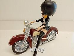 Rare Betty Boop sur une moto rouge portant une veste noire, nouvelle en boîte.