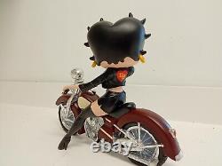 Rare Betty Boop sur une moto rouge portant une veste noire, nouvelle en boîte.