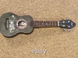 SUPER RARE Elvis Ukulele Roustabout COMME NEUF EN BOÎTE, Sac & LIVRET DE CHANSONS COMME NEUF