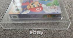Super Mario 64 Nintendo 64 RARE BRAND NEW CASED translate to French as: Super Mario 64 Nintendo 64 RARE NEUF EN BOÎTE